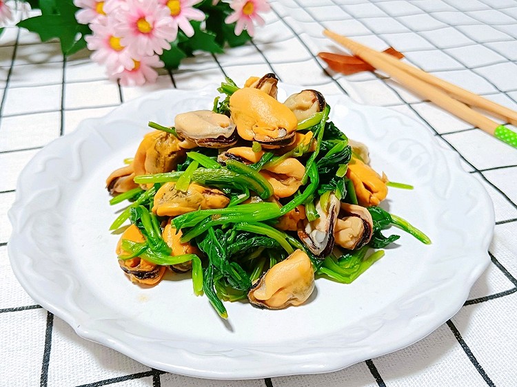 贻贝拌菠菜的做法
