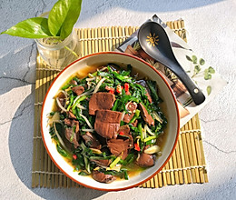 #钟于经典传统味#韭菜炒鸭血，营养又好吃！的做法