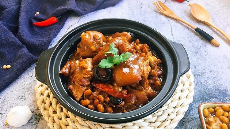 黄豆猪手煲的做法