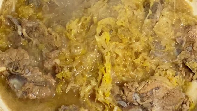 #鸡汁入家宴 感恩正当“食”#东北大骨头炖酸菜的做法