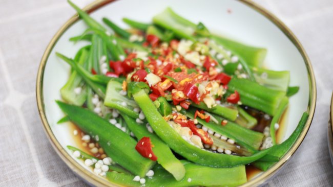 夏日清爽小菜--双椒拌秋葵的做法