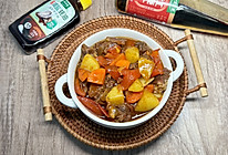 #万物皆可搭#家常美味下饭菜：番茄土豆焖牛腩，软烂多汁的做法