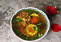 羊肚菌玉米腿骨汤的做法