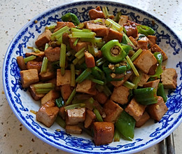 #花10分钟，做一道菜！#五香豆干炒香芹的做法
