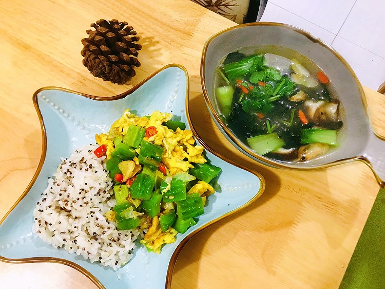 苦瓜炒鸡蛋+杂蔬苦瓜汤的做法