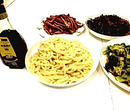 捞汁西兰花   土豆圆面条的做法