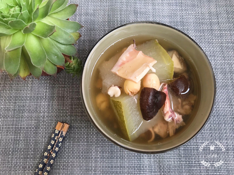 鱿鱼茨实莲子炖冬瓜-消暑解渴的做法