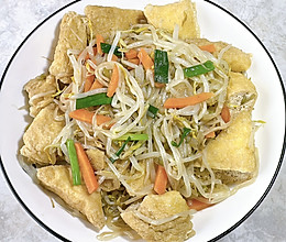 #年夜饭菜谱# 豆芽焖油豆腐的做法