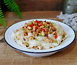 香辣杏鲍菇肉丁拌面的做法