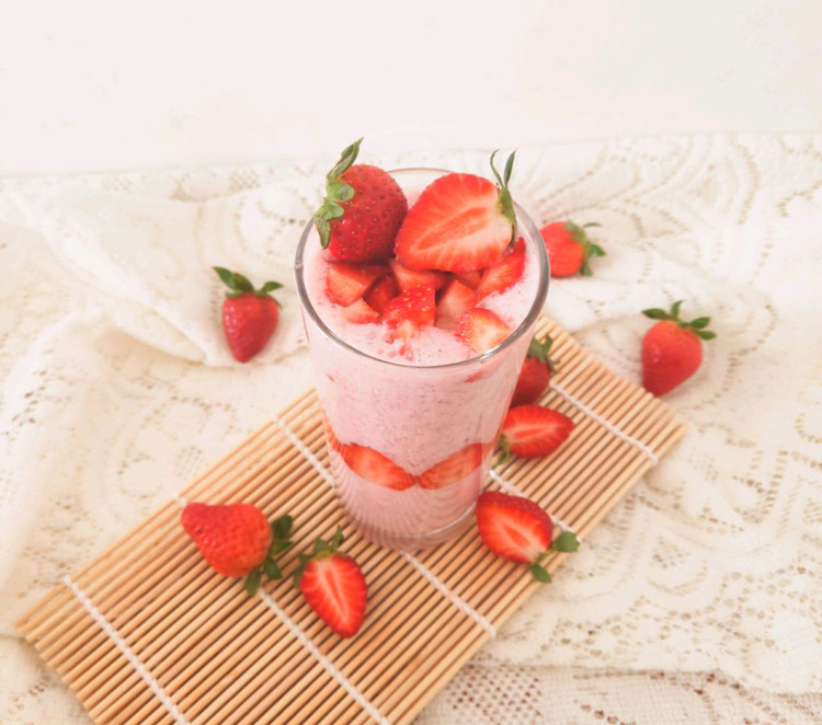 草莓奶昔的做法