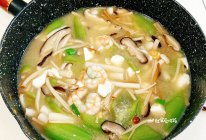 丝瓜菌菇汤，加了咸蛋一招鲜的百搭汤#纳福汇轻松喷出美味#的做法