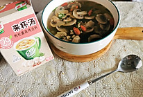 #饕餮美味视觉盛宴#口蘑秋葵枸杞鸡汤的做法