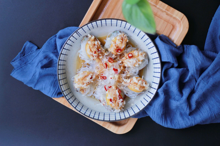【一食呓语】蒜蓉粉丝蒸鲍鱼的做法