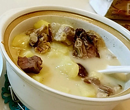 腊猪脚炖土豆的做法