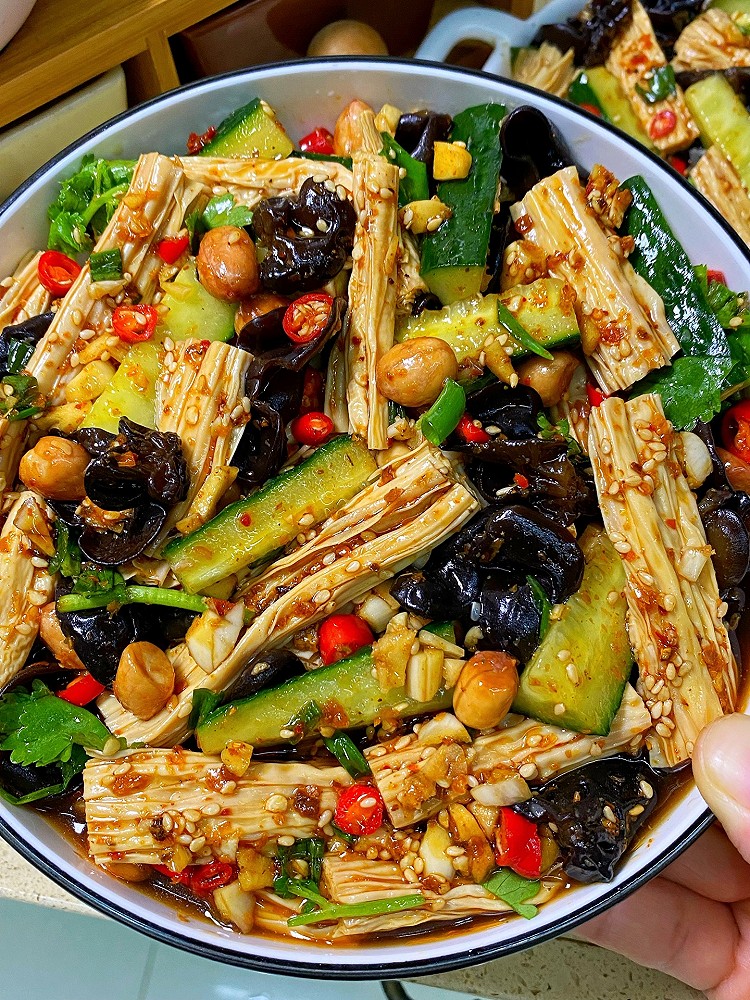 夏日凉拌菜,巨好吃的凉拌黄瓜木耳腐竹!!的做法