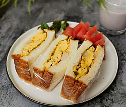 虾仁滑蛋三明治的做法