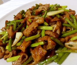 蒜苔肥肠的做法