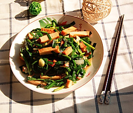鱼豆腐炒韭菜的做法
