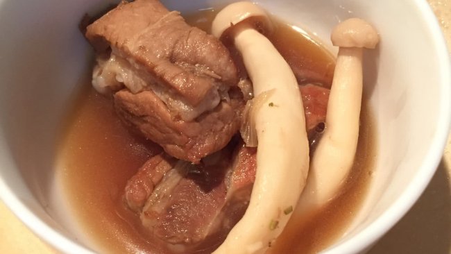 海鲜菇炖排骨的做法