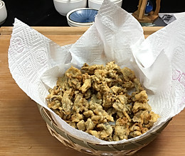口感香酥，制作简单的炸蘑菇，比炸肉好吃多了，营养还丰富哦。的做法