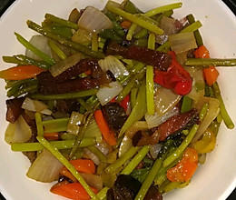 蒜苔洋葱炒腊肉的做法