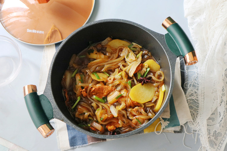 【猪肉白菜炖粉条】天寒手脚凉，全家都爱这道菜，暖身暖胃的做法