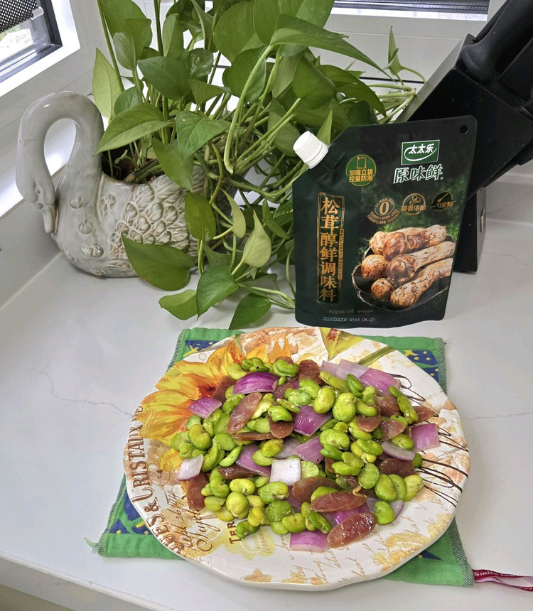 松茸鲜蚕豆紫洋葱炒腊肠的做法