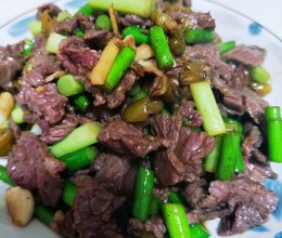 夏日开胃减脂午餐——野山椒蒜苔炒牛肉的做法
