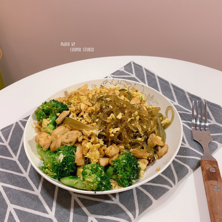 鸡胸肉炒红薯粉丝的做法