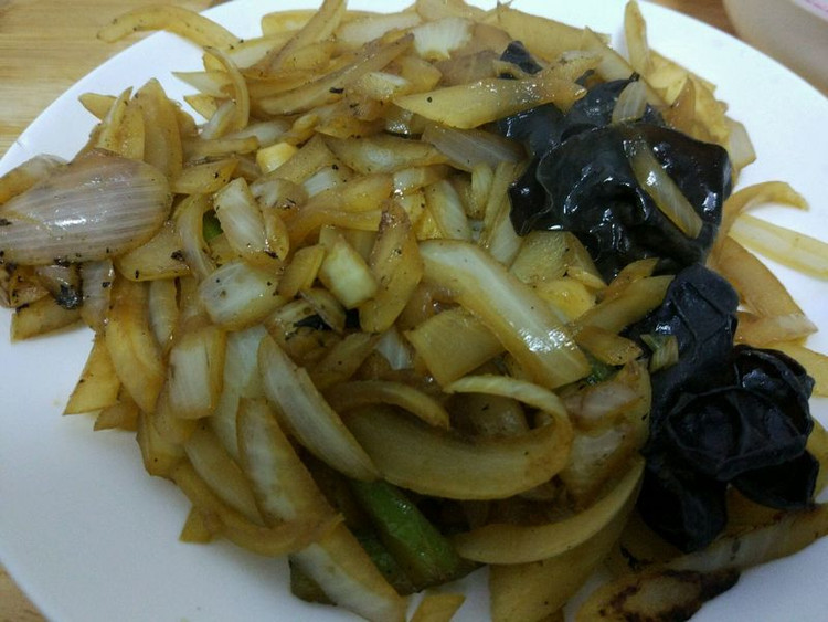 葱头炒木耳的做法