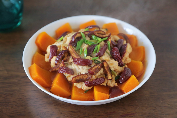 用营养的高蛋白击败流感～红枣鸡肉蒸南瓜的做法