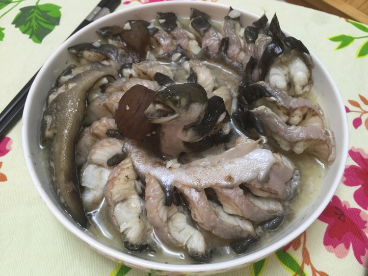 酸梅汤清蒸蒜香乌耳鳗的做法