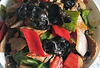 青红椒炒木耳的做法