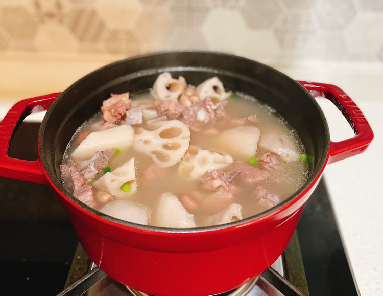 秋冬滋补——莲藕花生排骨汤的做法