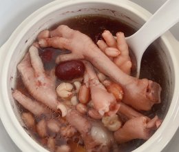 眉豆莲子花生鸡脚汤的做法