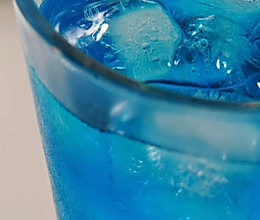 #嗨fun暑假#海洋气泡水的做法