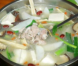 白萝卜炖羊汤～鱼羊鲜～羊肉火锅的做法