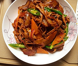 腊肉炒干笋的家常菜的做法