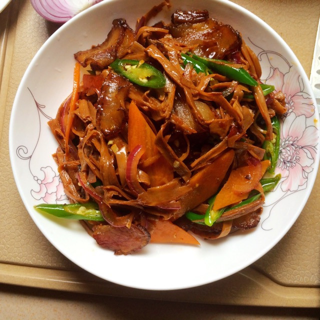 腊肉炒干笋的家常菜的做法