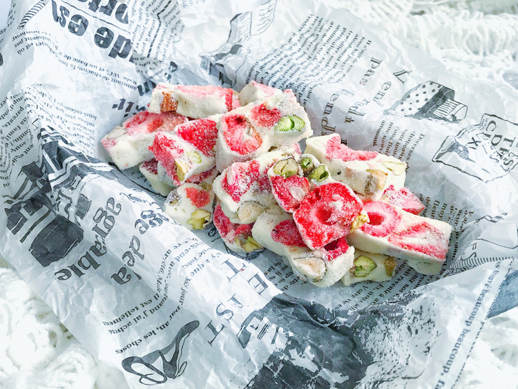 生活就该有点甜～草莓坚果雪花酥的做法