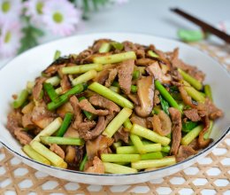 #减一点更好# 肉片香菇蒜薹的做法