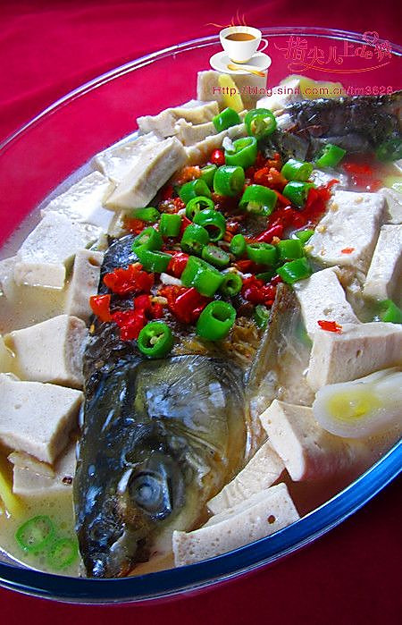 欢庆有鱼--湖乡豆腐炖鱼的做法