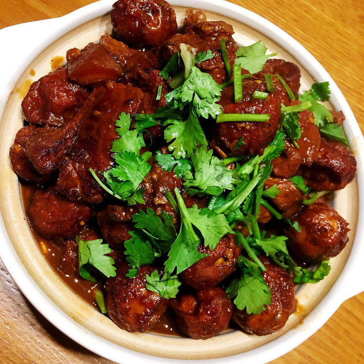 红烧肉炖虎皮鹌鹑蛋的做法