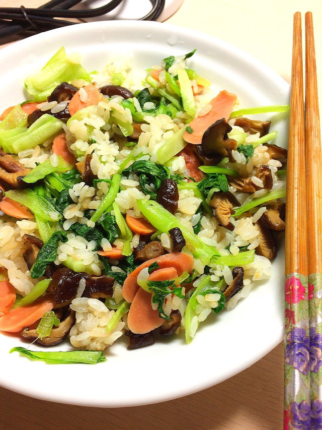 「宿舍党」快手火腿青菜香菇炒饭（一人份）的做法
