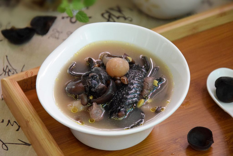 黑豆木耳乌鸡汤的做法