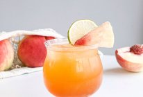 来一杯清新可口的蜜桃朗姆鸡尾酒的做法