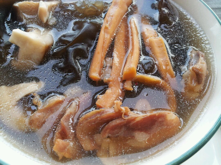 试试这样煲汤～木耳墨鱼干汤的做法