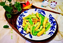 #夏天夜宵High起来！#丝瓜炒油条的做法