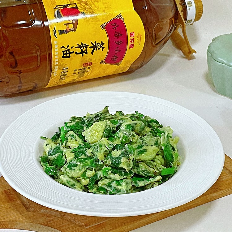 芹菜叶炒鸡蛋/好吃又营养的做法