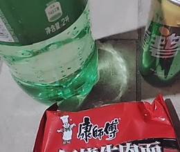 雪碧拌方便面的做法